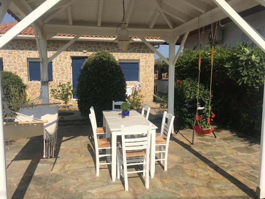 Familienfreundliches Fischerhaus am Strand Porto Heli Exterior foto